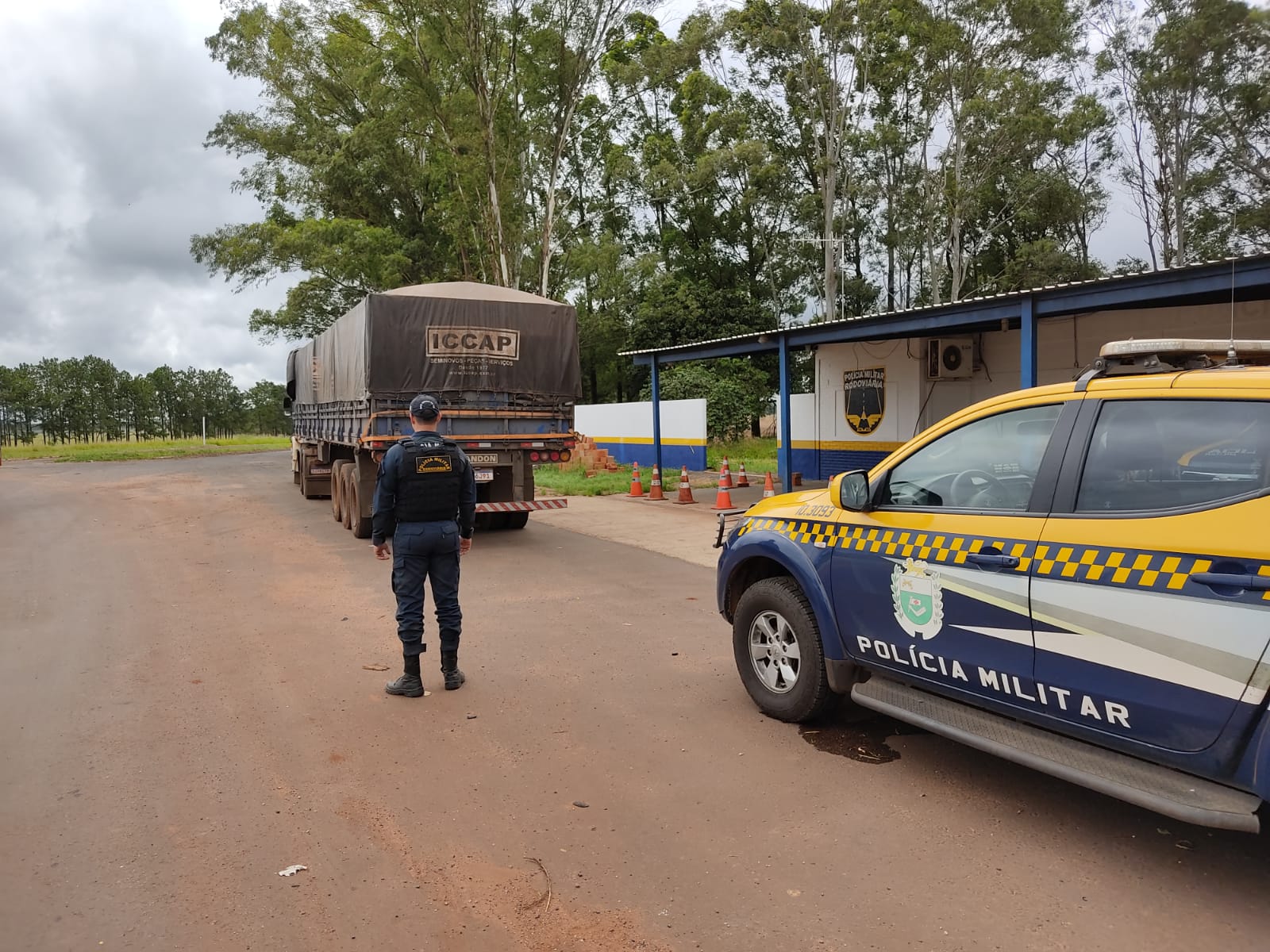 Momento da abordagem da carreta - Foto: PMR/Divulga&ccedil;&atilde;o 